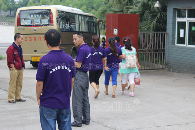 為了保證每位員工安全游玩，公司總工會(huì)安排了大巴車(chē)接送